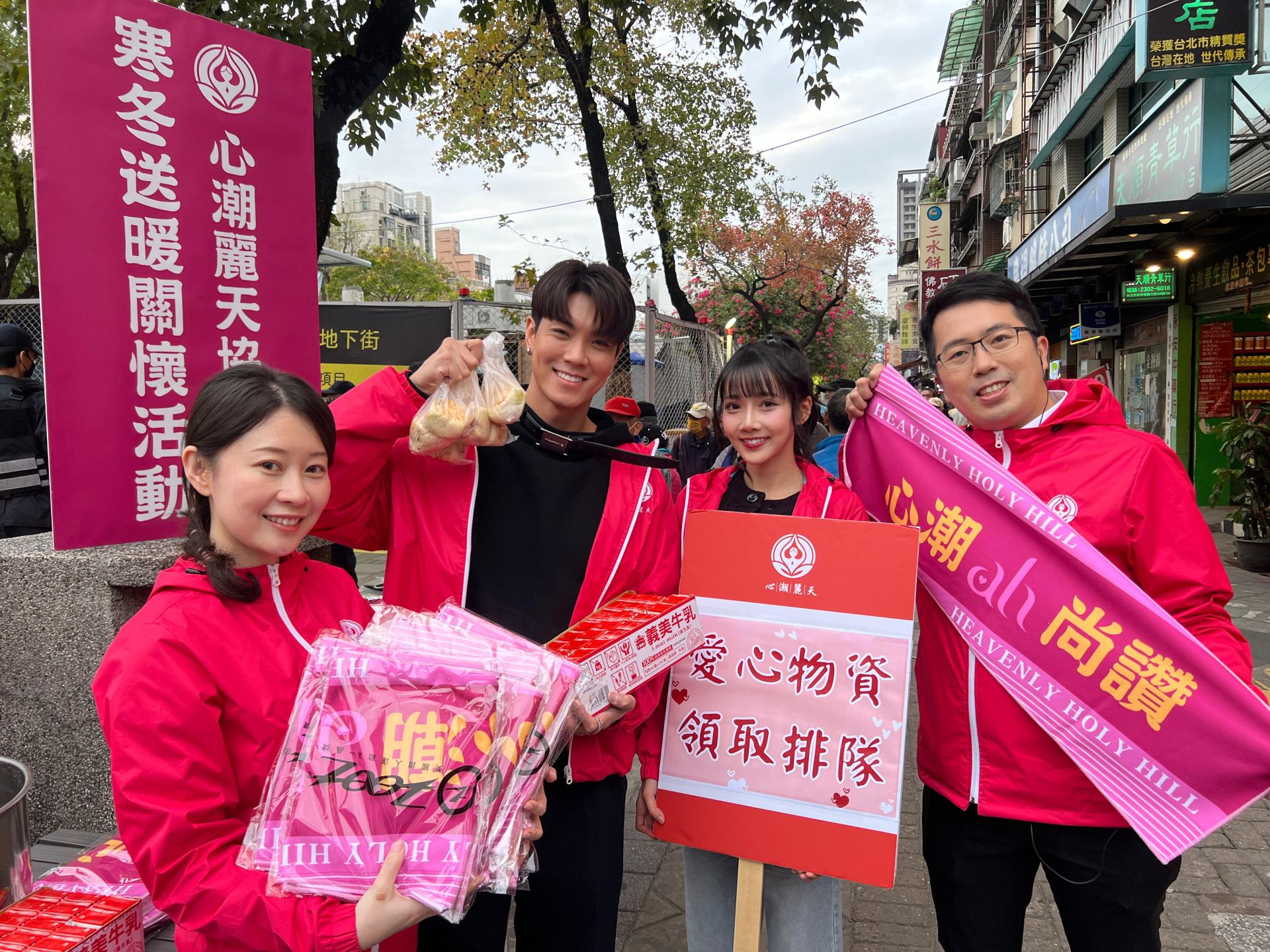 低調不募款、寒冬關懷不間斷，心潮麗天協會攜手衣宸（左三）、兆群（左二）與志工夥伴分工合作，用實際行動與陪伴守住街友寒冬中的安全與尊嚴。 （圖／心潮麗天協會提供）